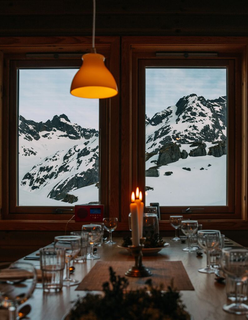 Mountain cabin dining setup